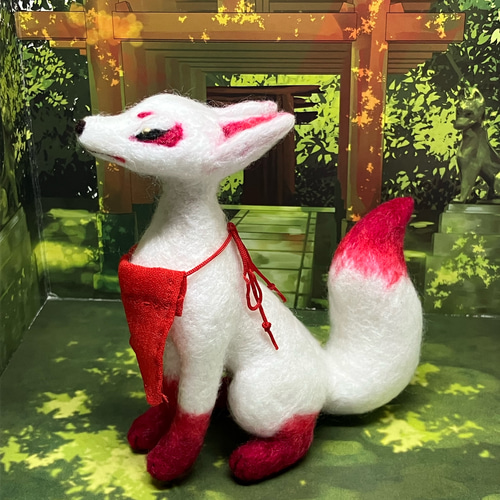 ◇稲荷狐 白赤色 金眼 幻獣 羊毛フェルト人形 羊毛フェルト クマノッコ