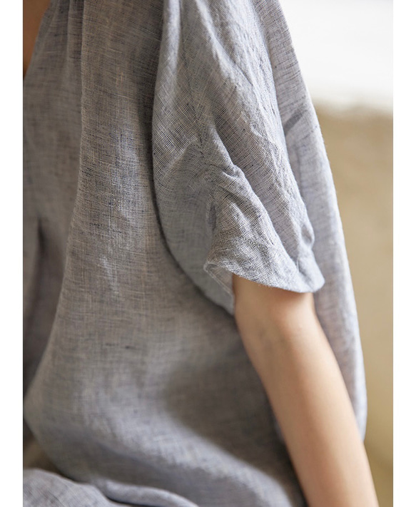 ニュアンスカラー先染めリネン　Vネックゆったりシルエット　ブラウス【春秋夏】グレイッシュ 4枚目の画像