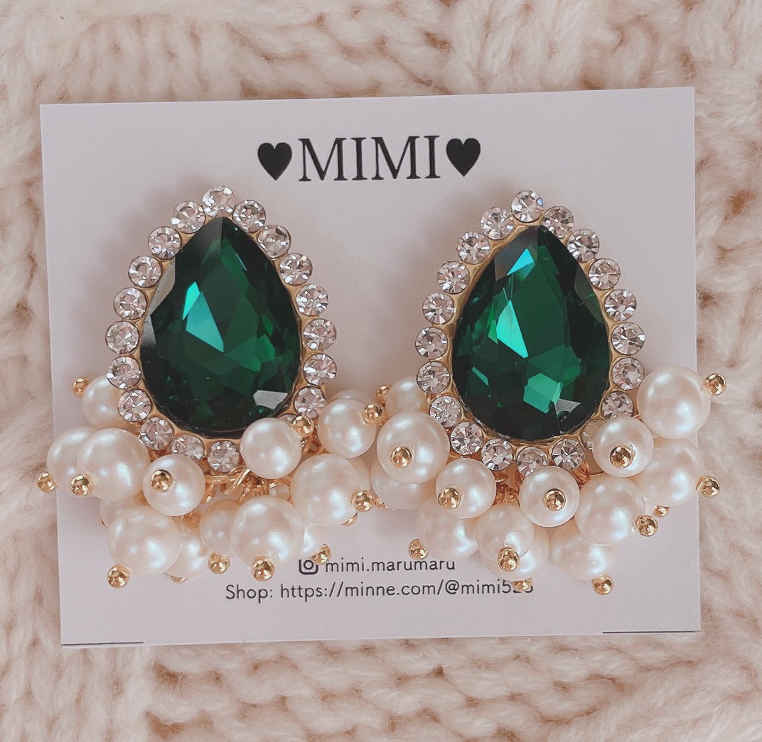 エメラルドグリーンのたっぷりパーツの大ぶりピアス おしかっ 