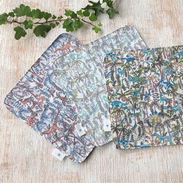 ★再販★LIBERTY＆ダブルガーゼのハンカチ【M17×17 ランブルアンドロアー/ライトブルー】 6枚目の画像