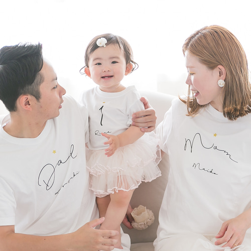 誕生日にも変更可能! 名入れ親子Tシャツセット outline mom/dad