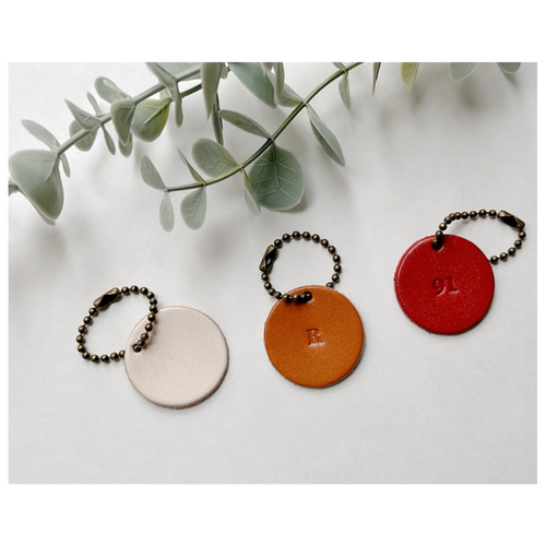 栃木レザー＊丸型レザーキーホルダー 革 席札 プチギフト 名入れ