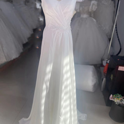 美品！ウエディングドレス Vネック  美しいバックレース プリンセスライン 結婚式/披露宴 1枚目の画像