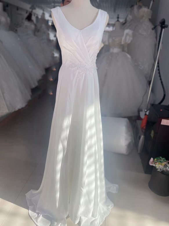 美品！ウエディングドレス Vネック  美しいバックレース プリンセスライン 結婚式/披露宴 1枚目の画像