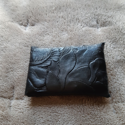 革製　手のひらサイズコインケース(黒ボタニカル柄) 2枚目の画像