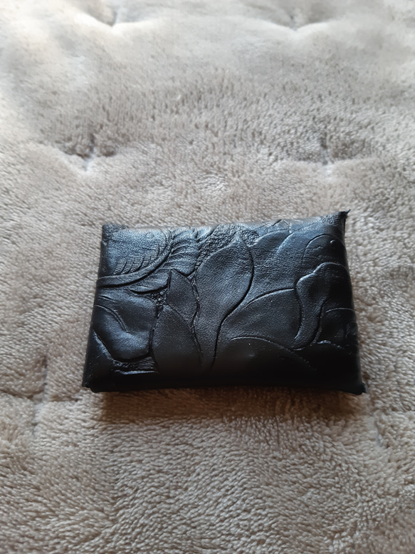 革製　手のひらサイズコインケース(黒ボタニカル柄) 2枚目の画像