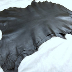 【茶芯植物鞣し】ゴート（山羊革） #Black 　革の大きさ100デシ前後　革の厚み1.8mm前後 2枚目の画像