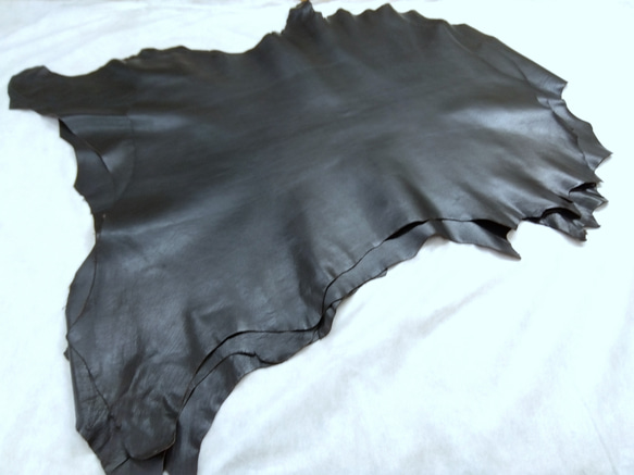 【茶芯植物鞣し】ゴート（山羊革） #Black 　革の大きさ100デシ前後　革の厚み1.8mm前後 2枚目の画像