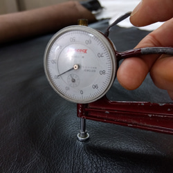 【茶芯植物鞣し】ゴート（山羊革） #Black 　革の大きさ100デシ前後　革の厚み1.8mm前後 4枚目の画像