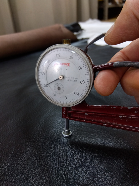 【茶芯植物鞣し】ゴート（山羊革） #Black 　革の大きさ100デシ前後　革の厚み1.8mm前後 4枚目の画像