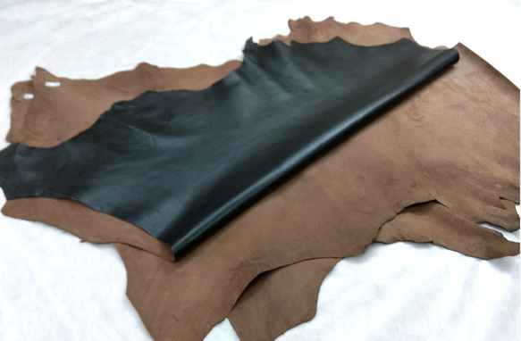 【茶芯植物鞣し】ゴート（山羊革） #Black 　革の大きさ100デシ前後　革の厚み1.8mm前後 1枚目の画像