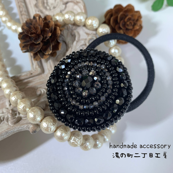 【再販】BLACK×ビーズ 刺繍ヘアゴム 1枚目の画像