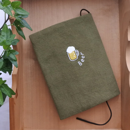 アンリークイール 文庫本カバー オリーブ レザー 刺繍 グビッとビール 刺繍 文庫本 ブックカバー オリーブ色 ブックカバー