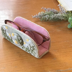 カモミール刺繍　ナチュラルで　おしゃれメガネスタンド　メガネケース　眼鏡置き　 2枚目の画像