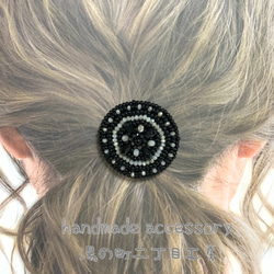 BLACK×Flower ビーズ 刺繍ヘアゴム 2枚目の画像