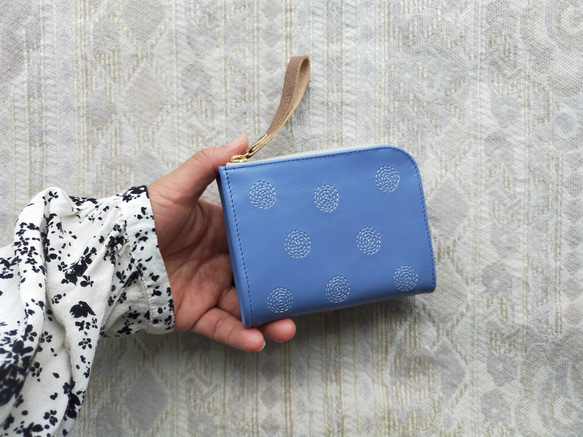 刺繡皮革錢包“SHABON”Hanada 淡藍色 x 白色（牛皮）雙折迷你錢包 第2張的照片