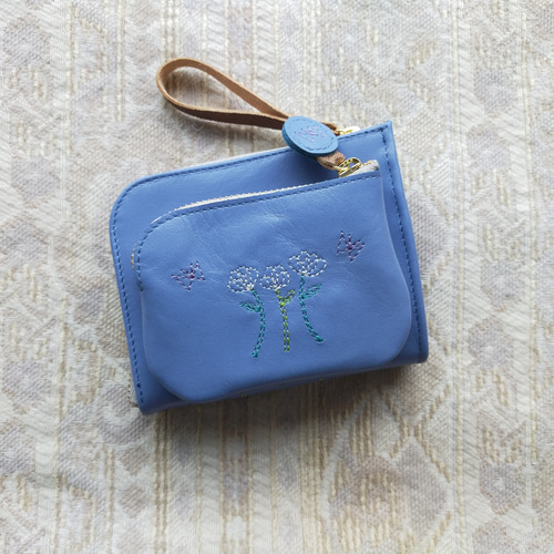 刺繍革財布『White Flowers』はなだLightBlue（牛革）二つ折りミニ財布