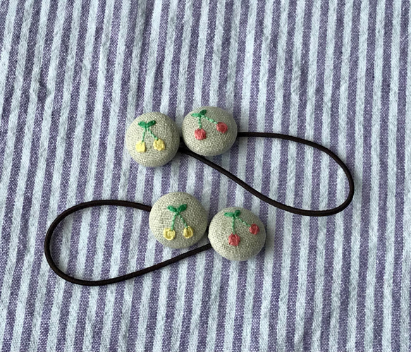 刺繍くるみボタンヘアゴム2個セット　さくらんぼ 2枚目の画像