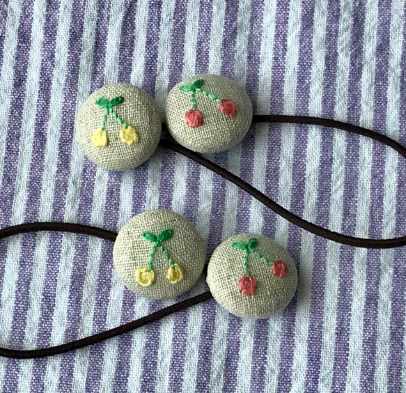 刺繍くるみボタンヘアゴム2個セット さくらんぼ 雑貨・その他 funi 