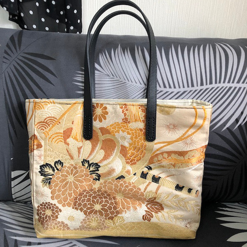 アンズルーム★トートバッグ★ハンドバッグ★着物　帯リメイク★シルバー　花　★A4 アンズルーム☆ハンドメイド☆ちょっと豪華な トートバッグ