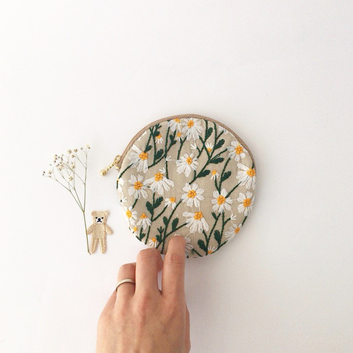 まんまるポーチ デイジー刺繍 ベージュ ポーチ くらしこ 通販 まんまるポーチ デイジー刺繍 ベージュ ポーチ くらしこ 通販