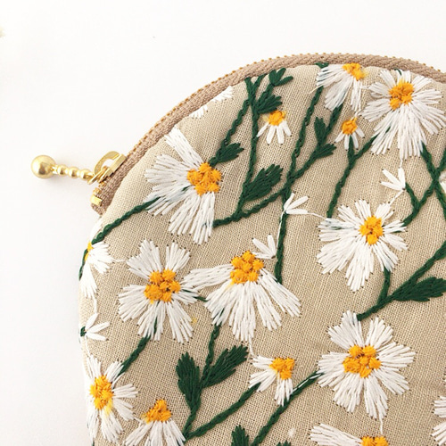 まんまるポーチ デイジー刺繍 ベージュ ポーチ くらしこ 通販 まんまるポーチ デイジー刺繍 ベージュ ポーチ くらしこ 通販