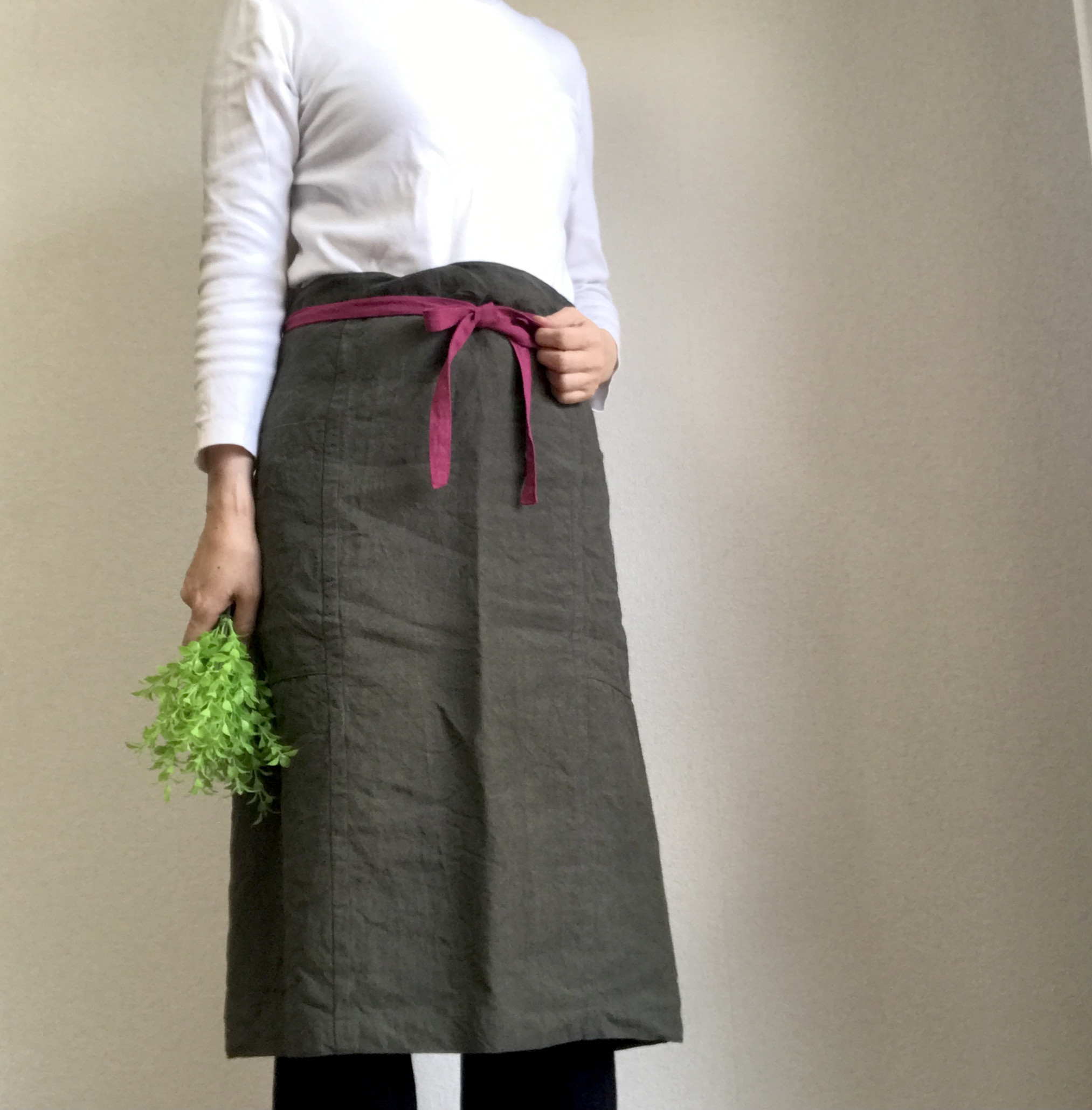 洗いこまれた自然な風合いのソムリエエプロン　腰紐バイカラー　ベルギーリネン２５番手　カーキ×腰紐チェリー