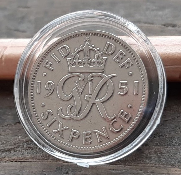 1951年ヴィンテージ 幸せのシックスペンス イギリス  ラッキー6ペンス 英国コイン  美品です 本物 19.5mm 1枚目の画像