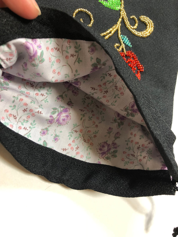 昭和レトロな薔薇のビーズ刺繍巾着 3枚目の画像