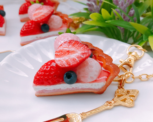 完熟いちごと白いちごのタルトバックチャーム フォーク付き☆誕生日
