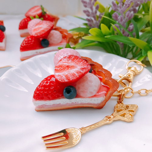 完熟いちごと白いちごのタルトバックチャーム フォーク付き☆誕生日