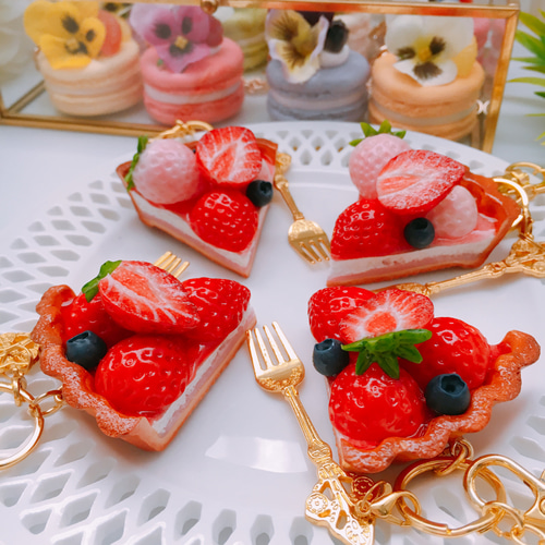 完熟いちごと白いちごのタルトバックチャーム フォーク付き☆誕生日