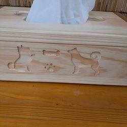 肉球　犬　イラスト彫り　コンパクトティッシュケース　マスク収納　　木製無垢　使い捨て約30枚枚収納可　ティッシュケース 4枚目の画像