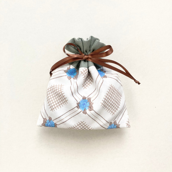ドイツヴィンテージ生地 格子柄にブルーのお花 スカート屋さんが作ったレトロな巾着ポーチ 2枚目の画像