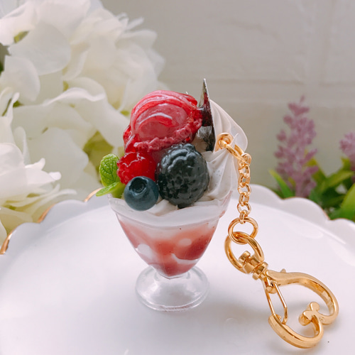 ラスト販売♡とろけるアイス ベリーたっぷりパフェキーホルダー