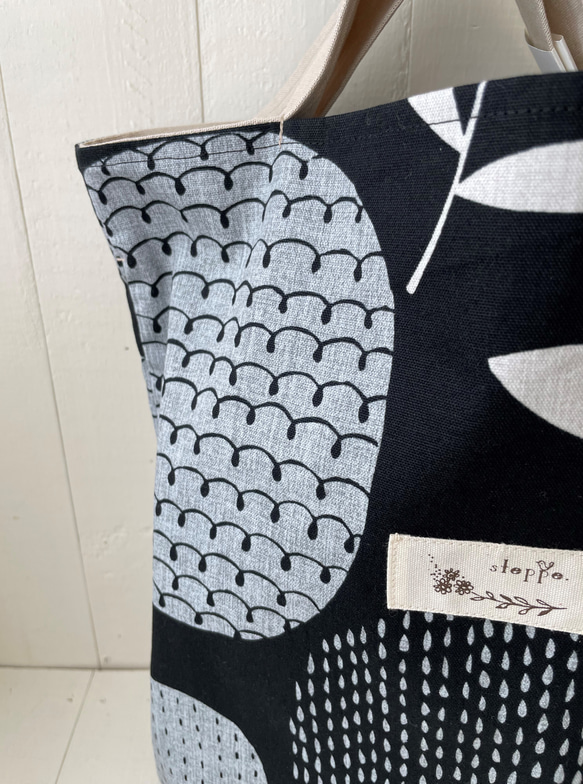 たたむの簡単ペタンコ布バッグ＊北欧調　飾り花/黒・（タグの柄：小鳥steppe） 4枚目の画像