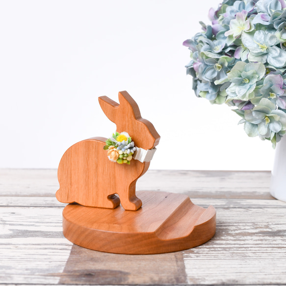 【爽やかな夏の首飾り】ウサギのスマホスタンド 5枚目の画像