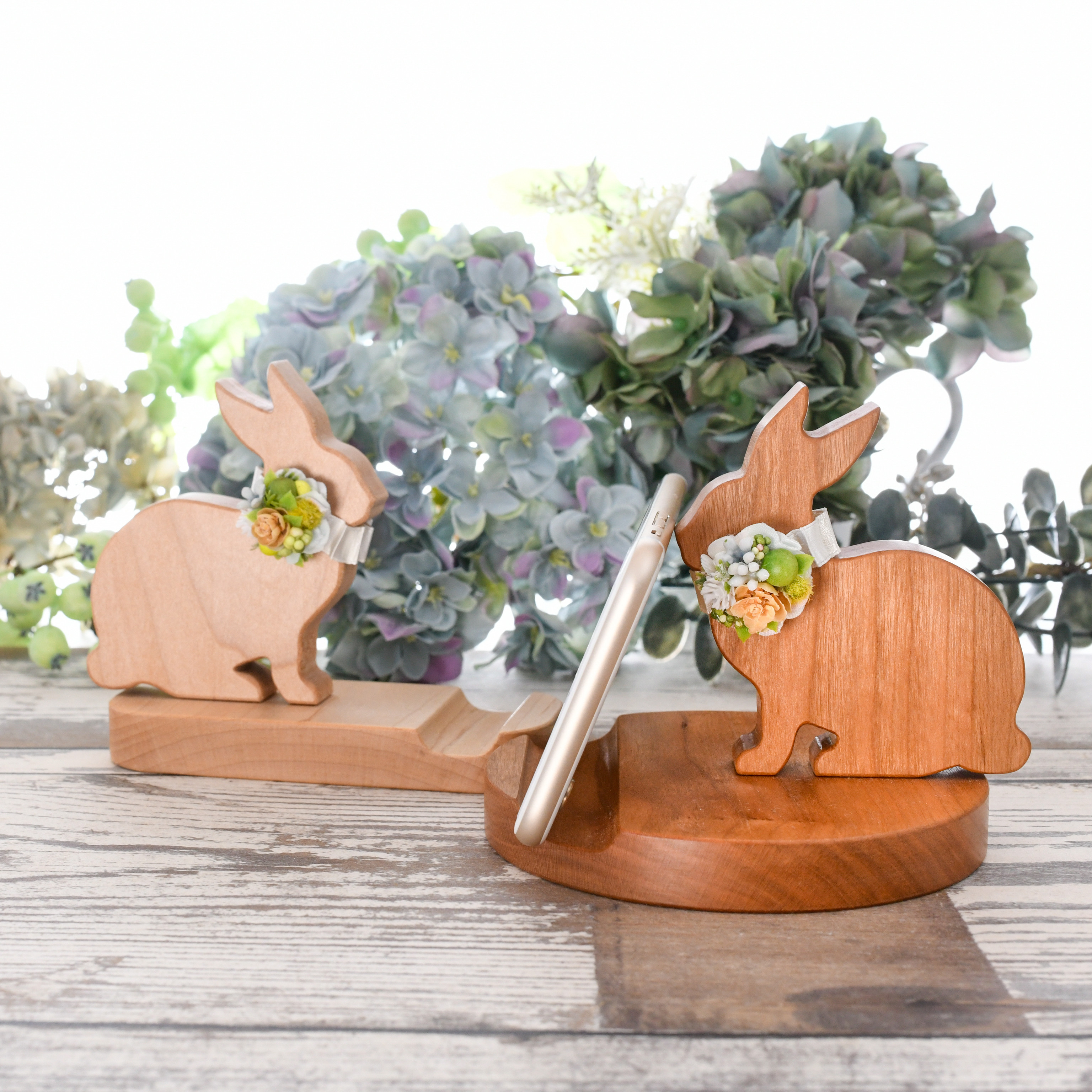 【爽やかな夏の首飾り】ウサギのスマホスタンド