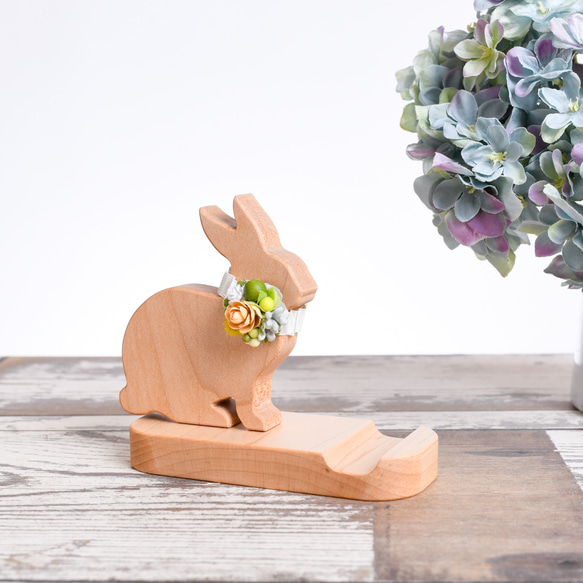 【爽やかな夏の首飾り】ウサギのスマホスタンド 3枚目の画像