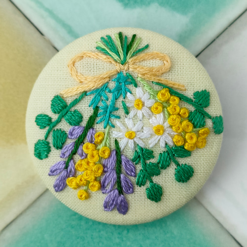 モコページ  ミモザ一枝 ヘアゴム 一色刺繍 1⁑ ミモザ刺繍のヘアゴム くるみボタン アクセサリー ヘアゴム