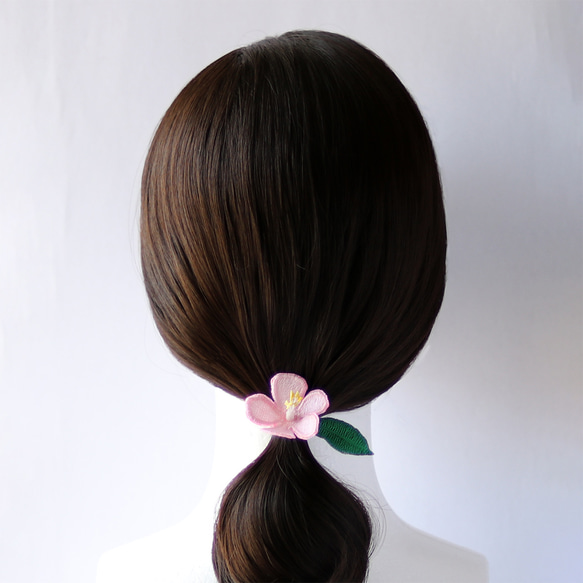 桜色カリンの立体刺繡ポニーフック 7枚目の画像