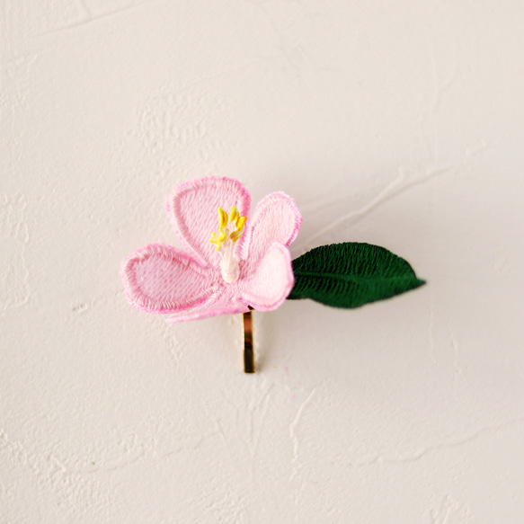 桜色カリンの立体刺繡ポニーフック 2枚目の画像