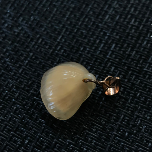ゴビ石−889 ゴビ瑪瑙 手彫り ハスの花托 ペンダントトップ
