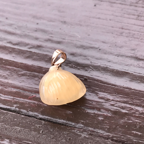ゴビ石−889 ゴビ瑪瑙　手彫り　ハスの花托　ペンダントトップ ゴビ石−889 ゴビ瑪瑙 手彫り ハスの花托 ペンダントトップ