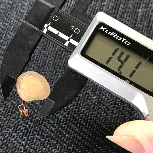 ゴビ石−889 ゴビ瑪瑙 手彫り ハスの花托 ペンダントトップ