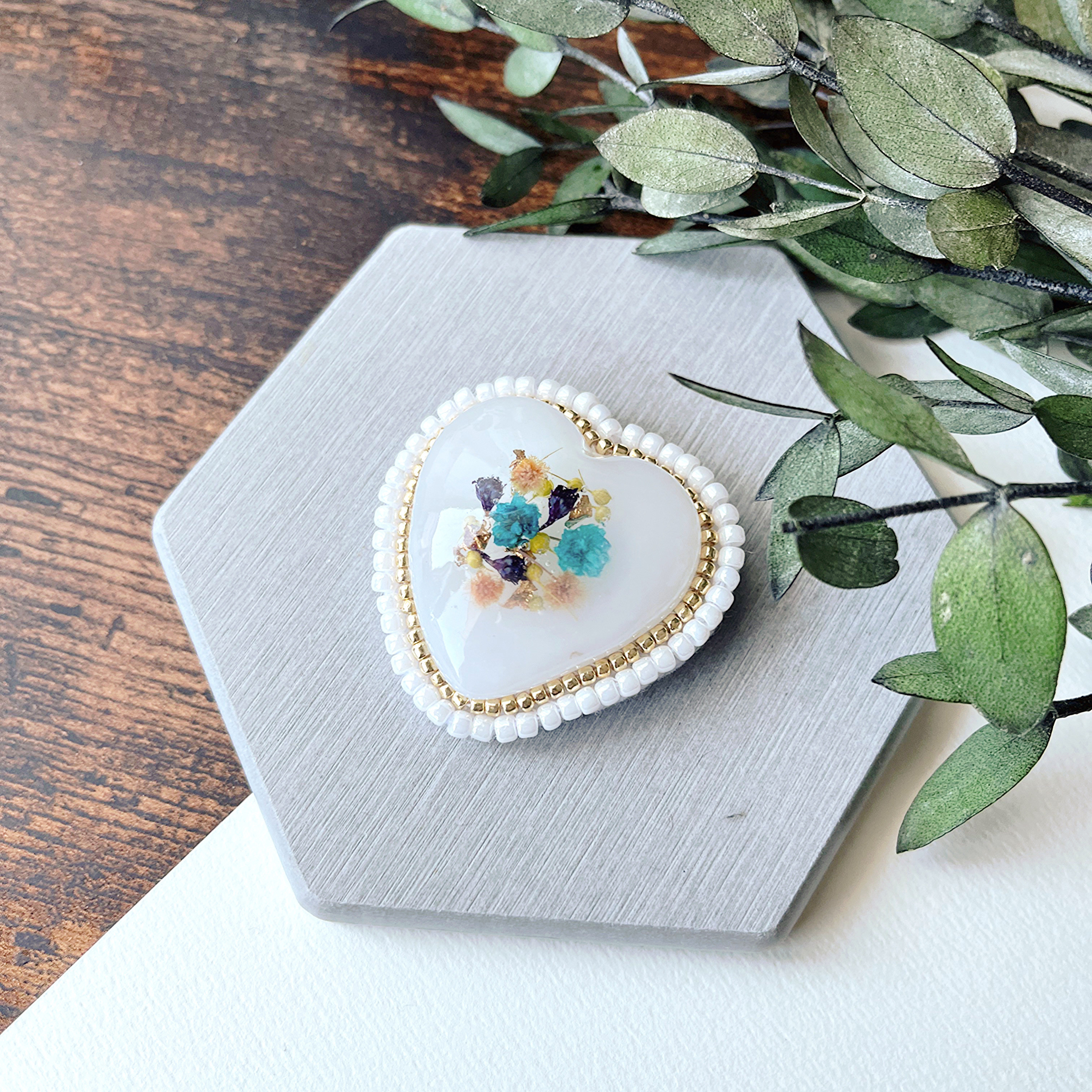 大ぶりレジンハートのビーズ刺繍ブローチ