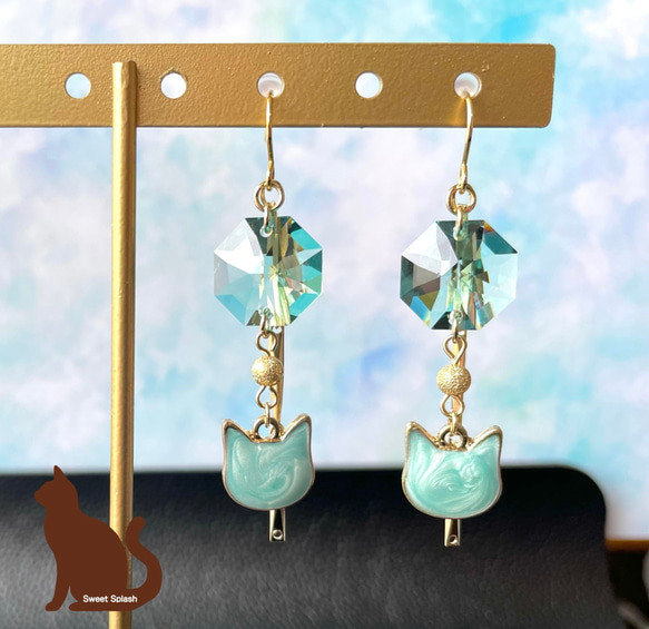 SOLD◆ハンドメイド チェコビーズ ノンホールピアス ピアス変更無料 猫水色 小さな猫の顔型のピアス チェコビーズ ミント系 髙橋幸恵デザイン TIM