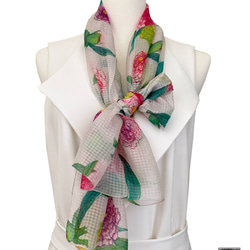 シルクスカーフ、スカーフ、カチューシャ、ヘッドスカーフ、シルク、ライトグレー、牡丹、植物、花、オリジナルプリントデザイン、ギフト 1枚目の画像