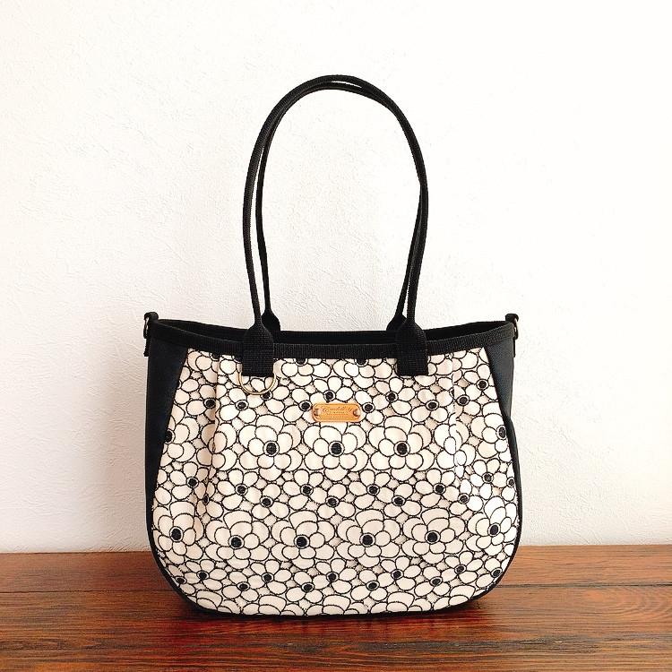 ♥️中♥️ころりんバッグ　ショルダー　トートバッグ　コットンレース　黒　2WAY 斜め掛け　ファスナー　帆布　刺繍