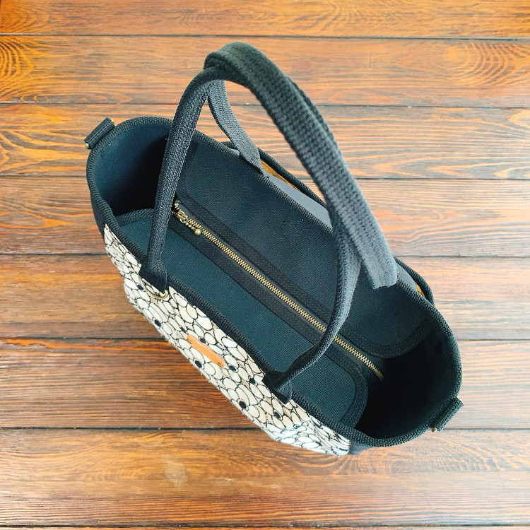 ♥️中♥️ころりんバッグ　ショルダー　トートバッグ　コットンレース　黒　2WAY 斜め掛け　ファスナー　帆布　刺繍